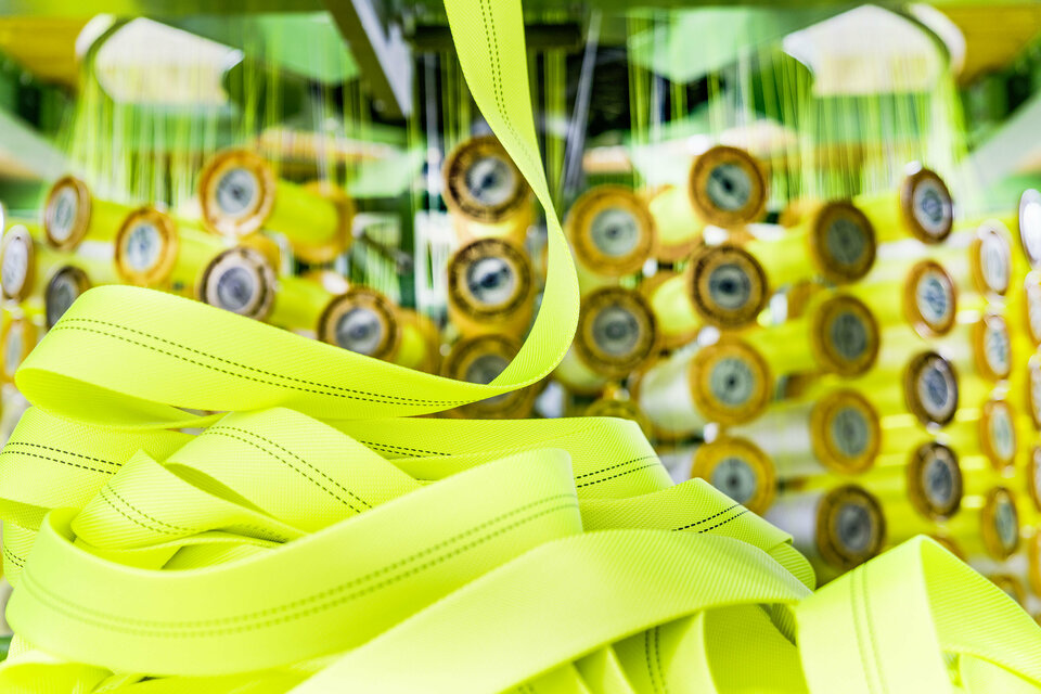 Webstuhl Schlauchproduktion, Herstellung von Schläuchen, präzise Fertigung, langlebige Materialien, flexible Schläuche, hohe Qualität, industrielle Anwendung, effiziente Produktion, moderne Technologien, zuverlässige Schlauchlösungen