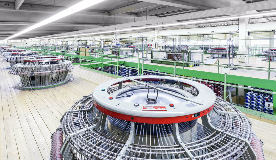 Eschbach, Produktion, Webstuhl, Gewebeherstellung, hochwertige Gewebe, textile Fertigung, innovative Webtechnik, zuverlässige Produktion, robustes Gewebe, industrielle Textilproduktion, langlebige Materialien, Webstuhlanlagen, Präzisionsgewebe, Produktionsprozess Eschbach