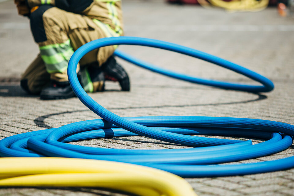 Feuerwehrschlauch, Nylon-Nylon, innen und außen gummiert, geringer Biegeradius, hohe Flexibilität, robuste Konstruktion, langlebig, widerstandsfähig, einfach zu handhaben, ideal für enge Einsatzräume, zuverlässige Brandbekämpfung, Einsatz bei Notfällen