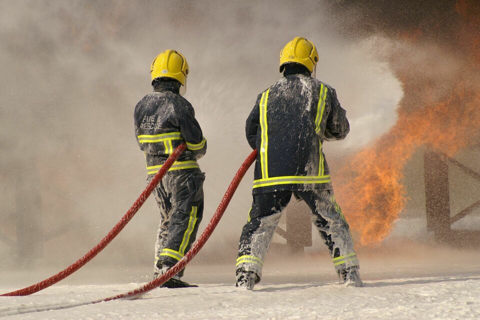Feuerwehrseinsatz, Brandbekämpfung, innen und außen gummierter Schlauch, Feuerwehrschlauch, zuverlässige Brandbekämpfung, langlebiger Schlauch, robust und widerstandsfähig, hohe Sicherheit, Feuerlöschen, Einsatz bei Notfällen, extrem hohe Belastbarkeit