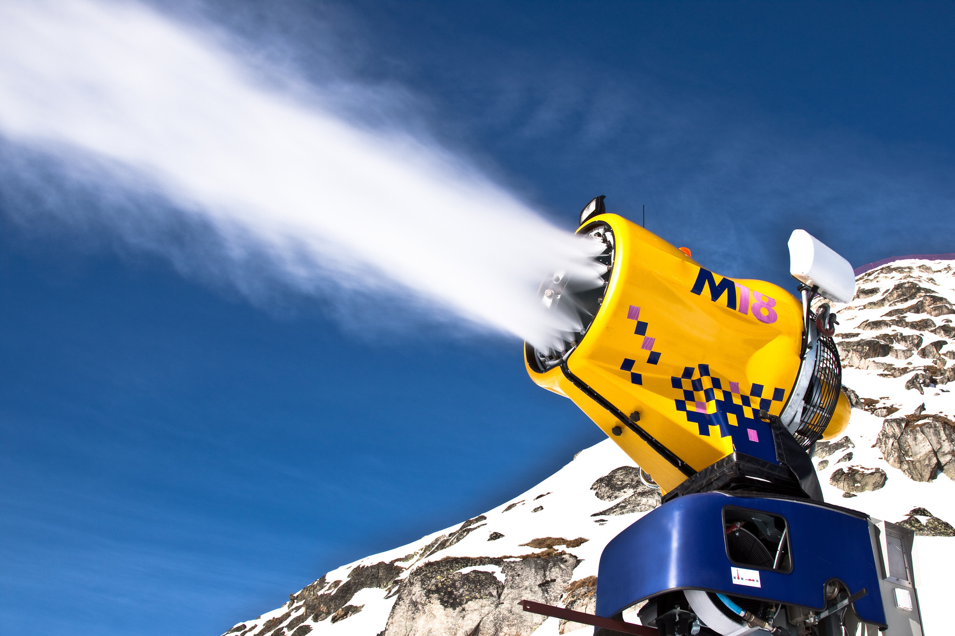 Robust snow cannon hoses offering high flexibility and ease of use, resistant to abrasion, UV radiation and extreme cold, suitable for ski resorts and winter sports facilities, for an efficient and reliable snow cannon supply, long service life, low maintenance, easy to clean and space-saving storage.