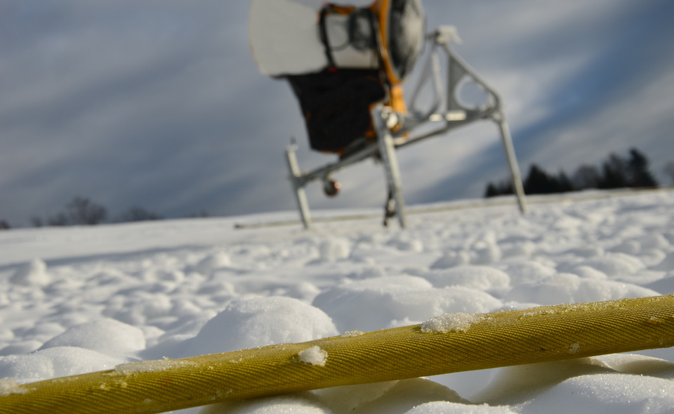 Robust snow cannon hoses offering high flexibility and ease of use, resistant to abrasion, UV radiation and extreme cold, suitable for ski resorts and winter sports facilities, for an efficient and reliable snow cannon supply, long service life, low maintenance, easy to clean and space-saving storage.