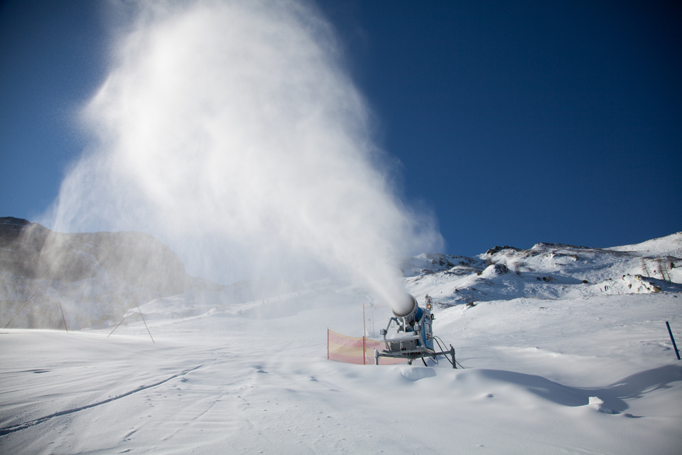 Robust snow cannon hoses offering high flexibility and ease of use, resistant to abrasion, UV radiation and extreme cold, suitable for ski resorts and winter sports facilities, for an efficient and reliable snow cannon supply, long service life, low maintenance, easy to clean and space-saving storage.