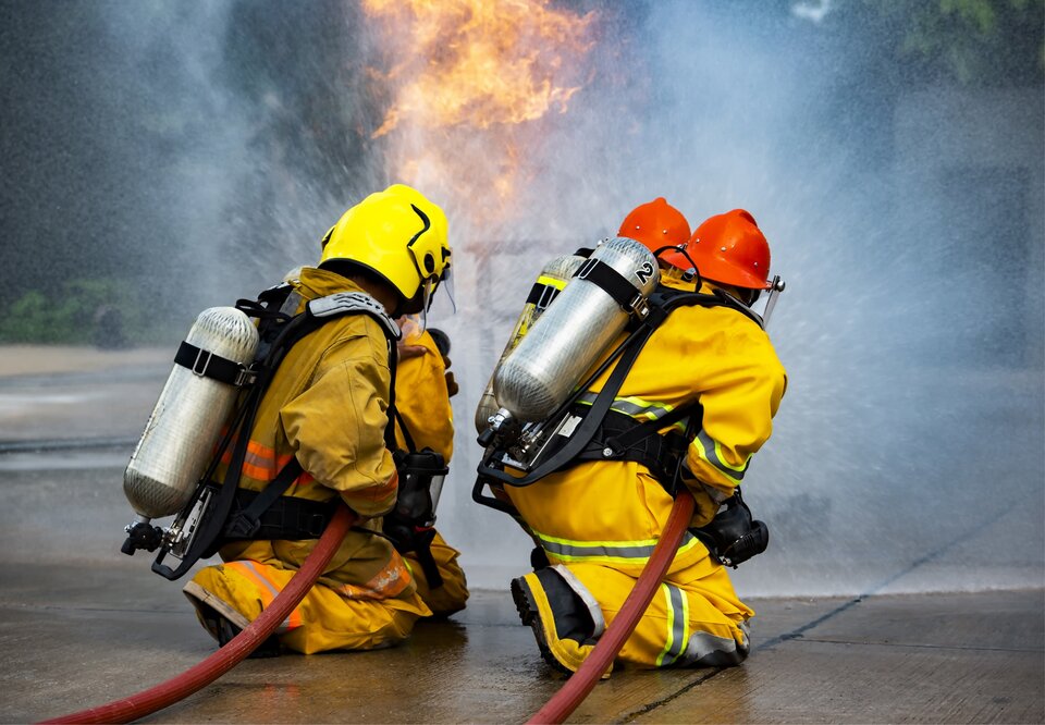 Feuerwehrseinsatz, Brandbekämpfung, innen und außen gummierter Schlauch, Feuerwehrschlauch, zuverlässige Brandbekämpfung, langlebiger Schlauch, robust und widerstandsfähig, hohe Sicherheit, Feuerlöschen, Einsatz bei Notfällen, extrem hohe Belastbarkeit