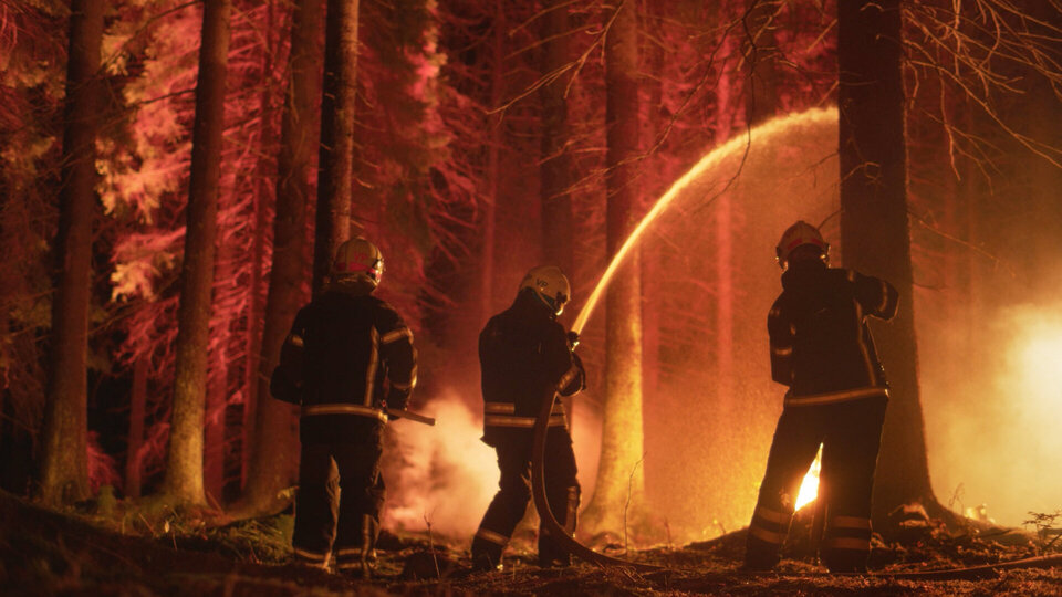 Forest firefighting, Eschbach WILDCAT, fluorescent forest fire hose, off-road use, flat hose, solution-dyed special fabric, yellow-orange, 100% synthetic polyester yarn, round-woven, twill weave, high-quality polyurethane inner lining, highly flexible, versatile, easy to handle, robust and durable